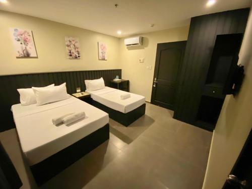 Rudolfo Suites Room Type - Deluxe Triple Room