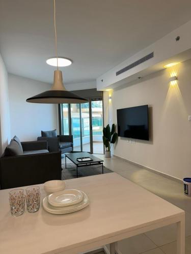 Sunset suite - step from the beach, Aškelon