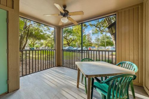 5 MI to Busch Gardens + 2 MI to USF + Pool + Gym in Tampa, USA