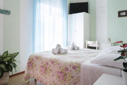 Double or Twin Room with Balcony image 8