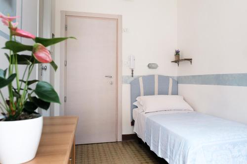Single Room image 2