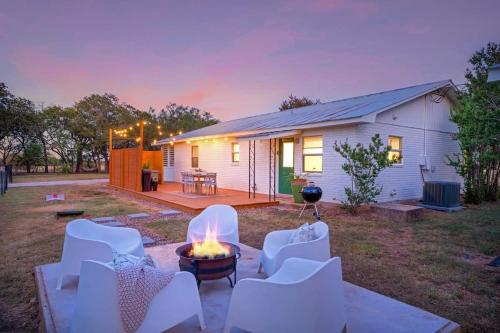 Lyndons Lodge with hot tub and pet friendly in Fredericksburg, USA