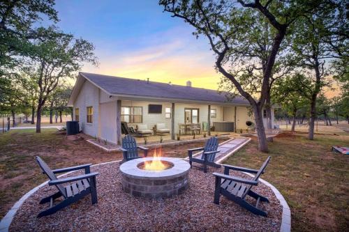 B&B Fredericksburg - Baron's Bungalow with hot tub & pet friendly - Bed and Breakfast Fredericksburg