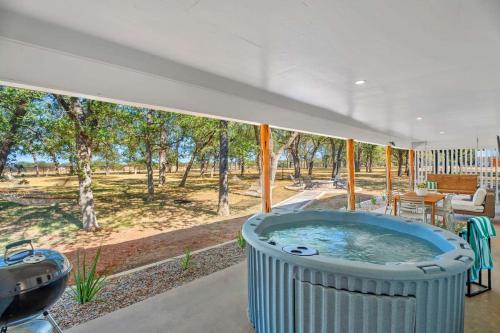 Barons Bungalow with hot tub & pet friendly in Fredericksburg, USA