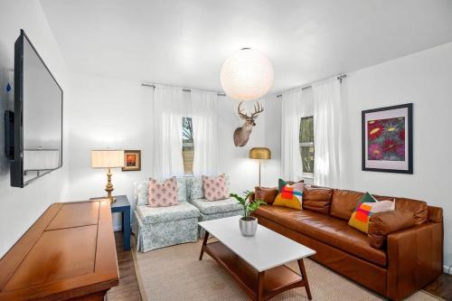Lyndons Lodge with hot tub and pet friendly in Fredericksburg, USA