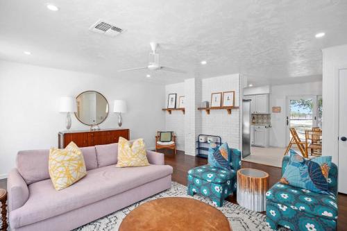 Barons Bungalow with hot tub & pet friendly in Fredericksburg, USA