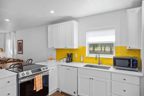 Lyndons Lodge with hot tub and pet friendly in Fredericksburg, USA
