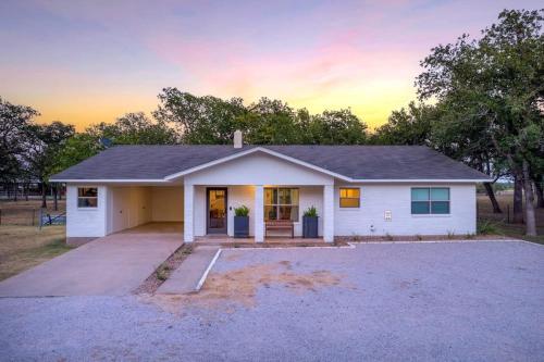 Barons Bungalow with hot tub & pet friendly in Fredericksburg, USA
