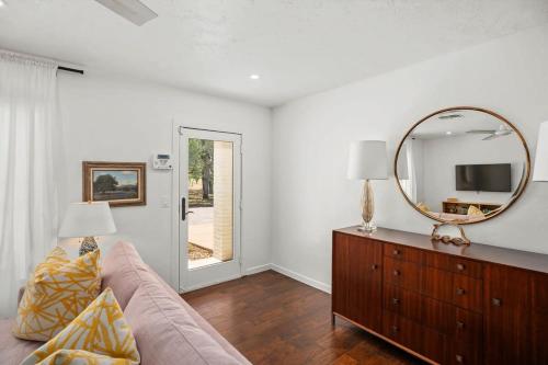 Barons Bungalow with hot tub & pet friendly in Fredericksburg, USA