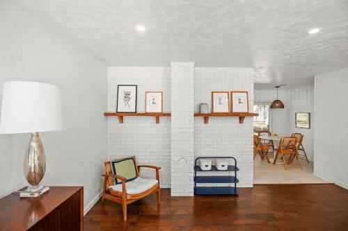 Barons Bungalow with hot tub & pet friendly in Fredericksburg, USA