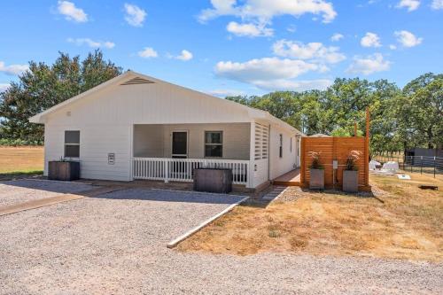 Lyndons Lodge with hot tub and pet friendly in Fredericksburg, USA