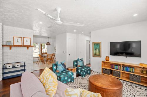 Barons Bungalow with hot tub & pet friendly in Fredericksburg, USA