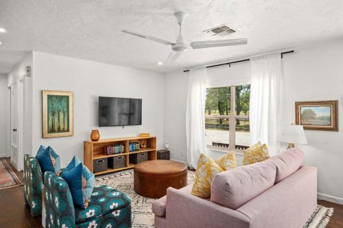 Barons Bungalow with hot tub & pet friendly in Fredericksburg, USA
