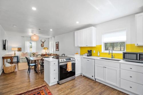 Lyndons Lodge with hot tub and pet friendly in Fredericksburg, USA