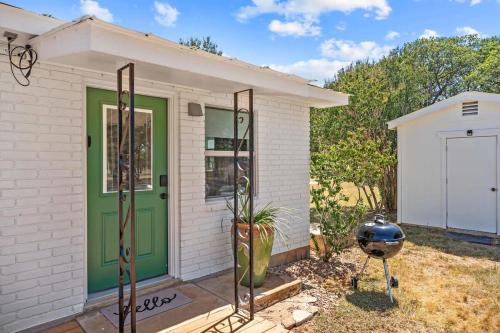 Lyndons Lodge with hot tub and pet friendly in Fredericksburg, USA