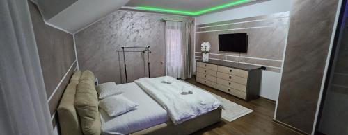 1 king bed, 1 twin bed