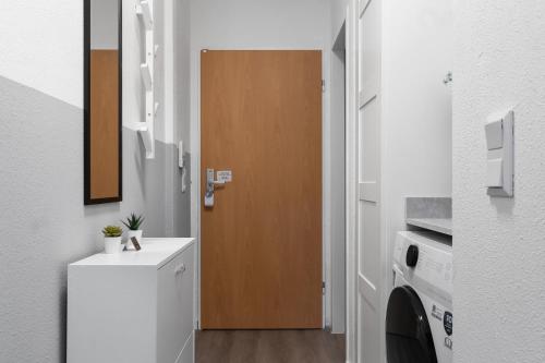 Messe, Monteure, Budget - Einfache komfortable 2 Personen Wohnung (22qm) mit Vollausstattung (WLAN 250 Mbit, TV 55 Zoll m. Netflix) - Hochwertige Küche und Bad