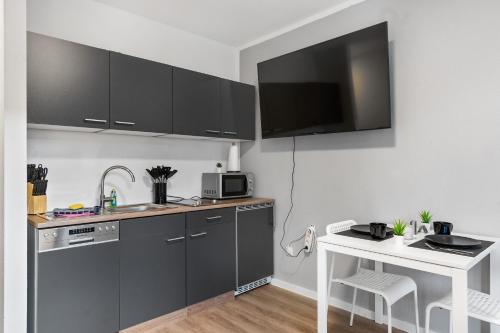 Messe, Monteure, Budget - Einfache komfortable 2 Personen Wohnung (22qm) mit Vollausstattung (WLAN 250 Mbit, TV 55 Zoll m. Netflix) - Hochwertige Küche und Bad