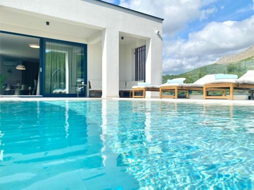 Villa Zaban with heated infinity pool and massage jets