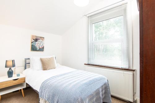 Single Room with a shared Kitchen and bathroom in a 5-Bedroom House at Hanwell - Apartment