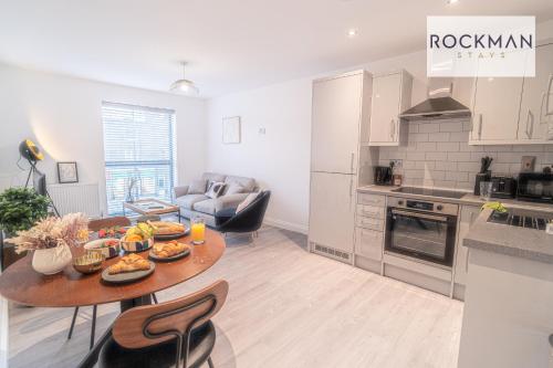 Apartment 3 - Brentwood - Spacious Apartment close to High Street, with Free Parking RockmanStays