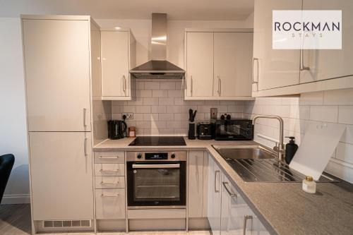 Apartment 3 - Brentwood - Spacious Apartment close to High Street, with Free Parking RockmanStays