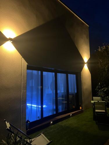 Фасада на хотела, Suite romantique avec Spa et filet suspendu proche Thoiry in Auteuil (Ile-de-France)