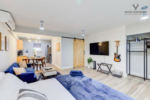 メンフィス (テネシー州) The Moose #9 - Brand New Luxe Modern loft with Free Parking, King Bed & Fast WiFi 4つ星 シングルルーム スイート