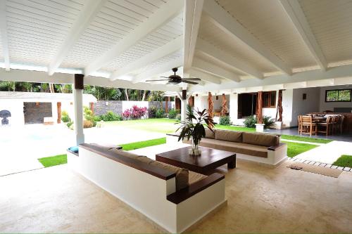 شرفة/ تراس, Seaside villa with housekeeping staff - Las Terrenas in Playa Bonita