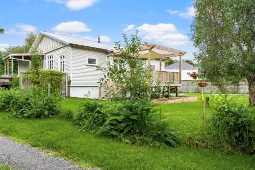 Riverhead Villa with BBQ and deck