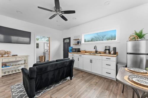 Hidden Cottage mins to Main St and sleeps 4 in Fredericksburg, USA
