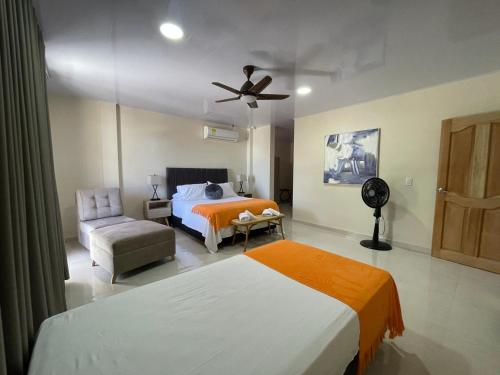 1 queen bed, 1 twin bed