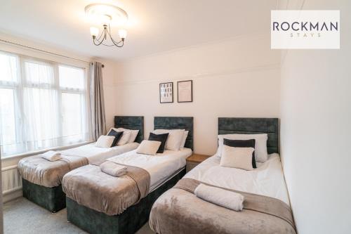 Northumberland House 5 Bed Apartment Close To Beach with Parking by RockmanStays - Southend-on-Sea