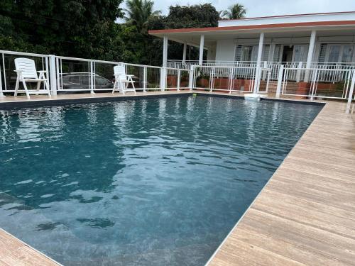 Swimming pool, La Maison Vintage in Petit-Bourg