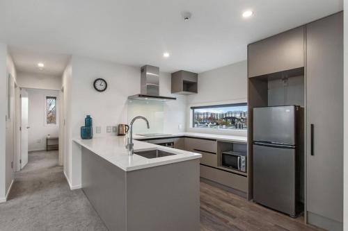 Walking Distance CBD 2 Bdrms Secure Park - image 5
