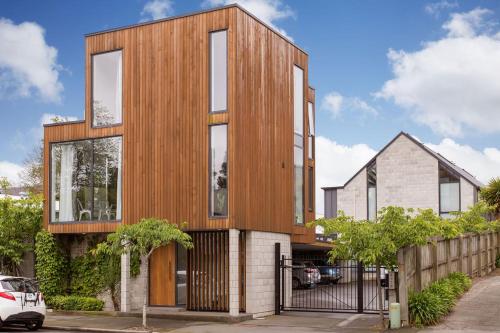 Funky Spacious 2Bdrms 2Bthrms Free Covered Park.
