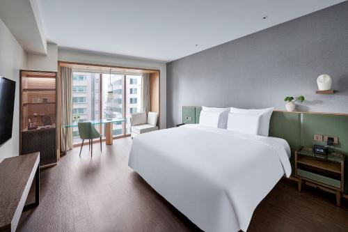 Deluxe Room image 7