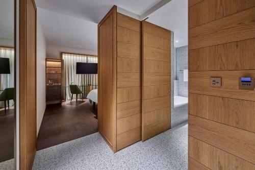 Deluxe Room image 6