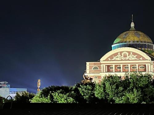 Suíte ampla em frente ao Teatro Amazonas