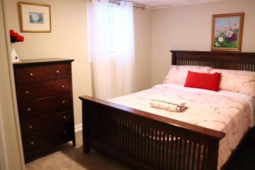 Spacious 2bdrm apartment in home 10mins to Airport in College Park, USA
