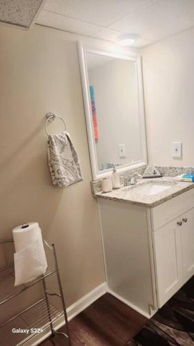 Spacious 2bdrm apartment in home 10mins to Airport in College Park, USA