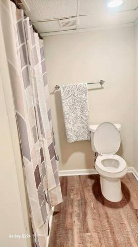 Spacious 2bdrm apartment in home 10mins to Airport in College Park, USA