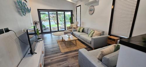 MOOLOOLABA CANAL HOME - Modern 4Bedroom with Spa, Sauna and Private Pontoon - NEW proprietor 2024