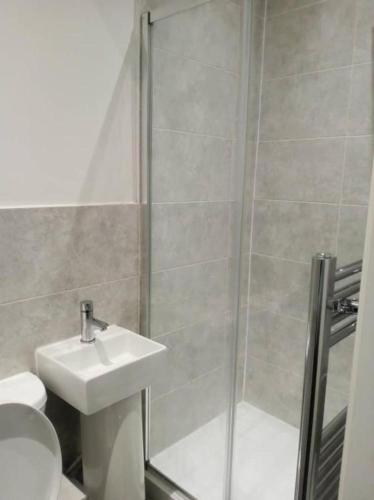 Ensuite double-bed (G1) close to Burnley city centre in Burnley