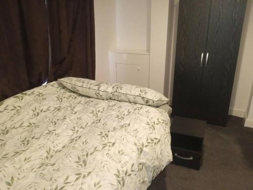 Ensuite double-bed (G1) close to Burnley city centre in Burnley