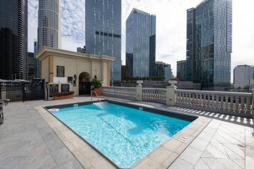A Spacious 2BRApt Wit xtra beds and a rooftop pool in Los Angeles, USA