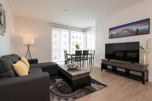 Comfy Apt with pool & hot tub in downtown LA' thumb 4