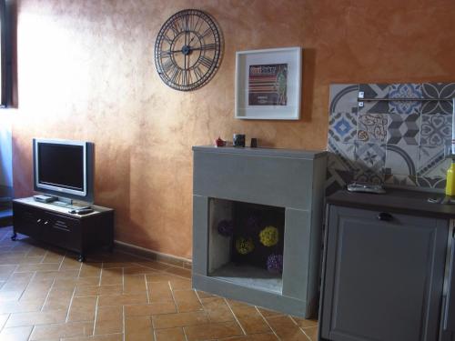 One-Bedroom Apartment image 10