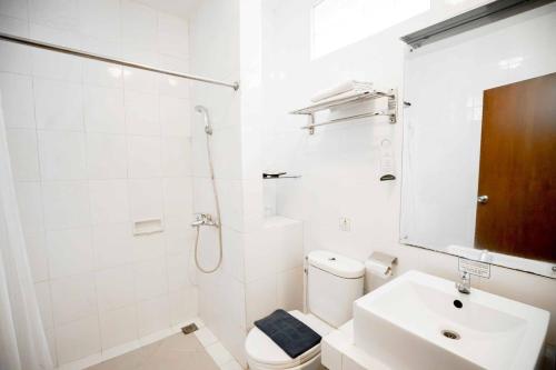 Deluxe Double or Twin Room image 4