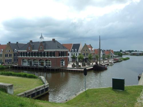 Urlaubsruhe 6 Pers Holiday home w terrace close to National Park Lauwersmeer in Dongeradeel